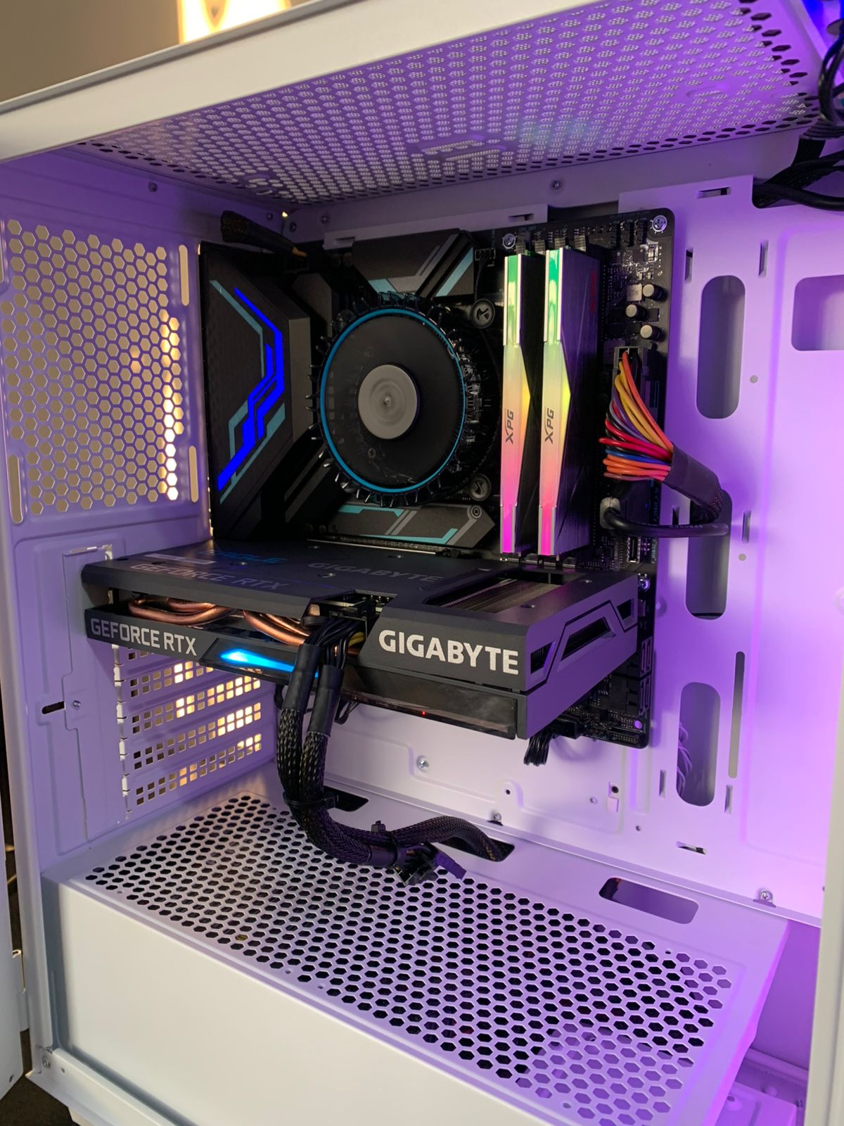 Montagem de PC gamer com iluminação RGB