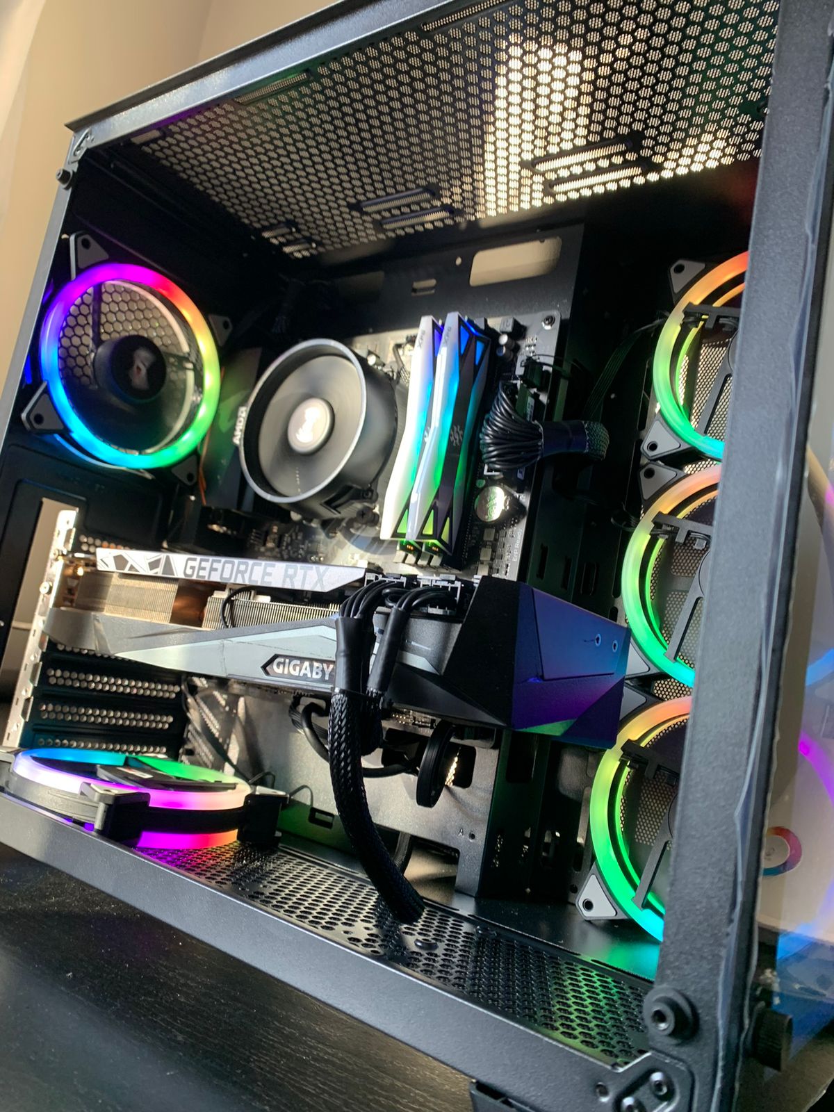 Montagem de PC com organização de cabos