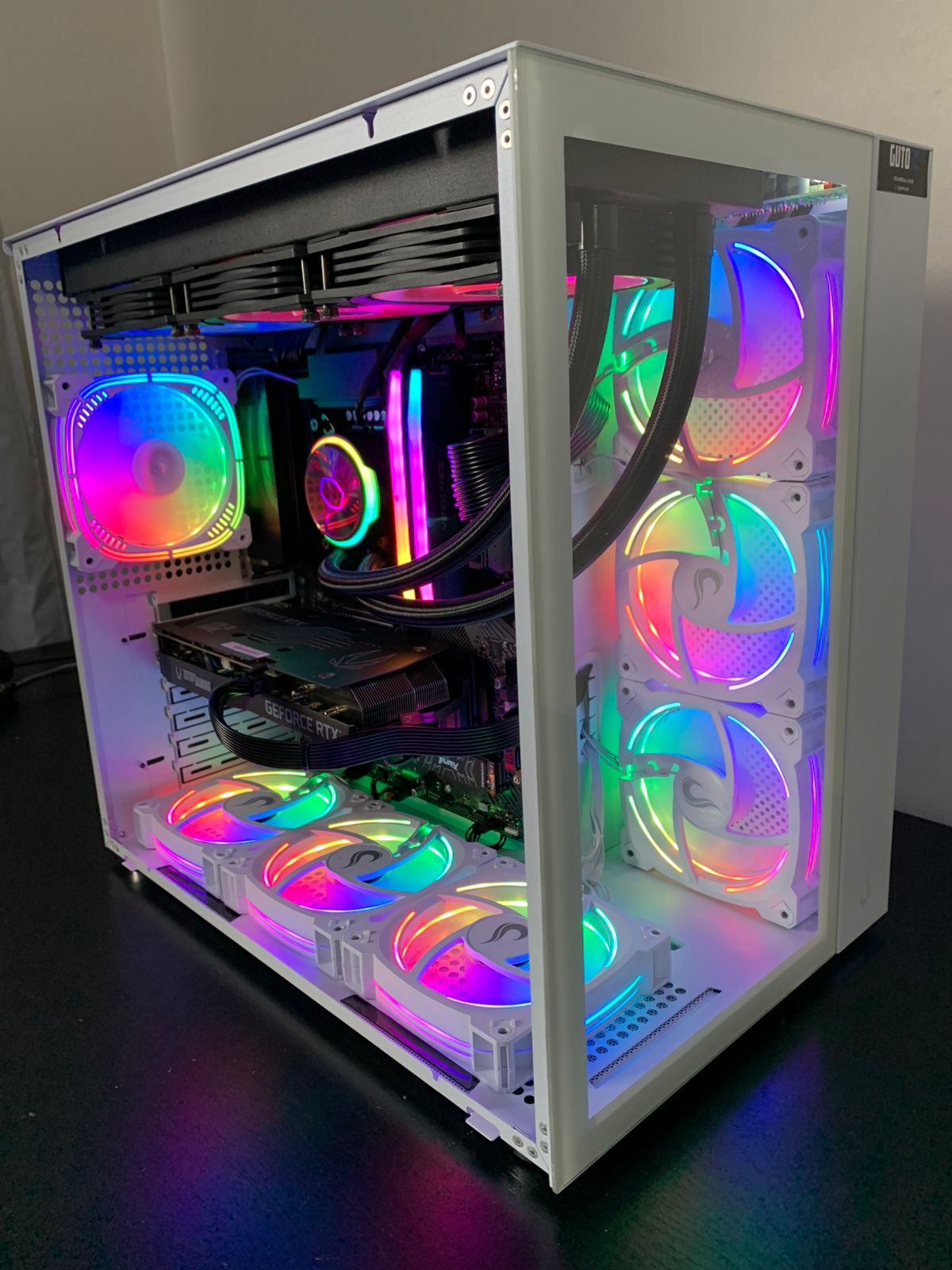 Montagem de PC com gabinete branco e RGB