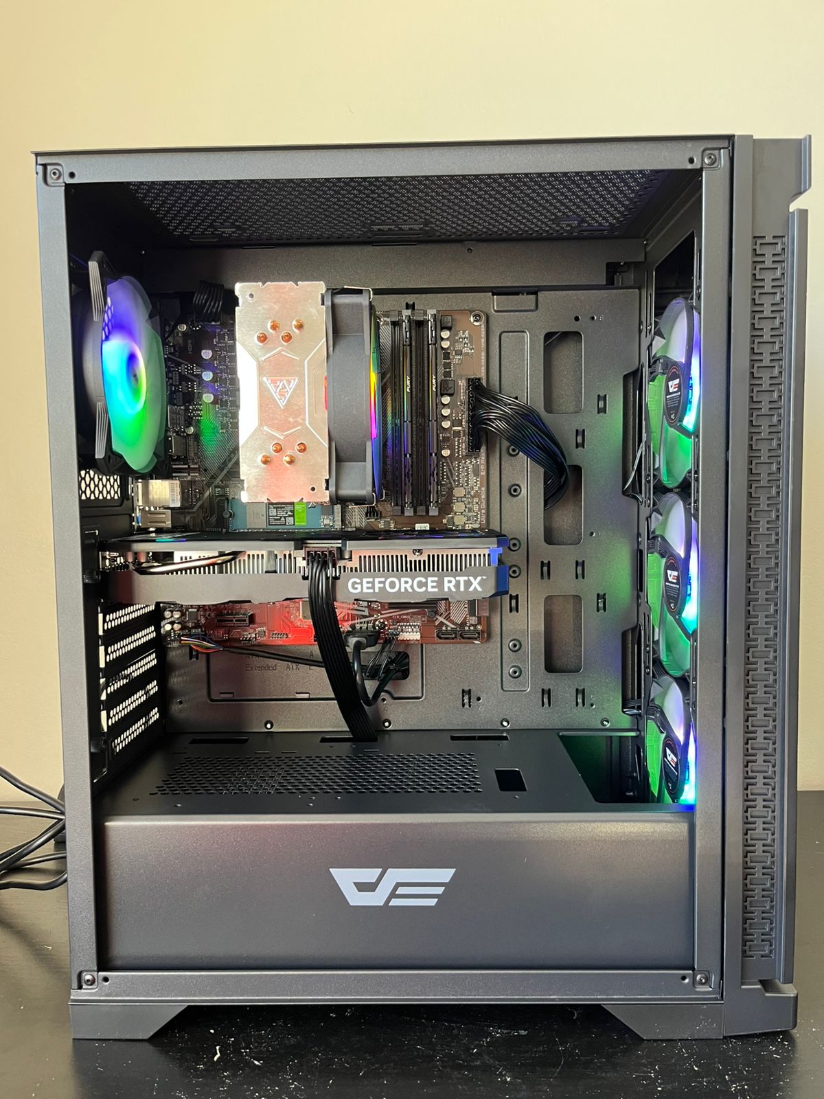 Montagem de PC gamer com iluminação RGB