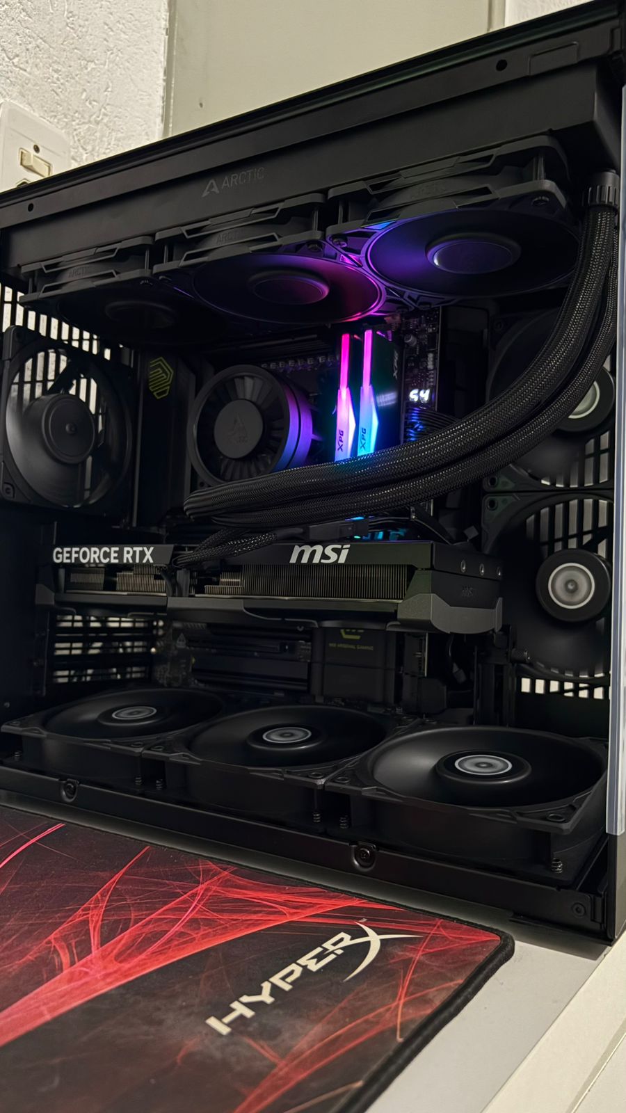 Montagem de PC com gabinete e iluminação RGB
